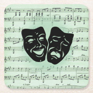 Grüne Musik und griechische Masken im Theater Rechteckiger Pappuntersetzer