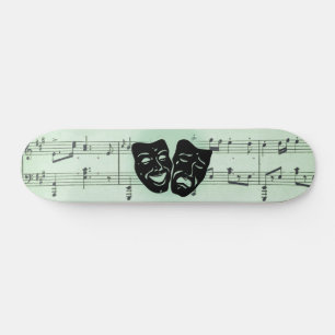 Grüne Musik und griechische Masken im Theater Skateboard