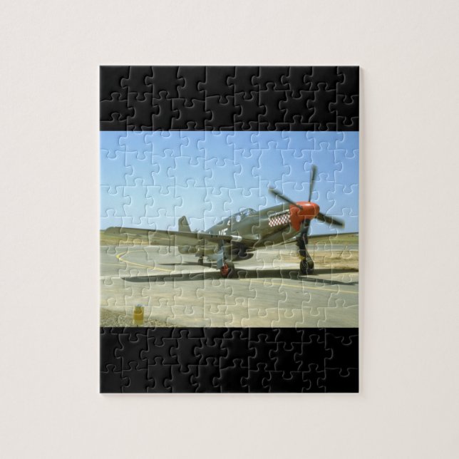 Grüne Mustang P51 Taxiing_WWII Flugzeuge (Vertikal)