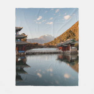 GRÜNE PAGODA AUF WASSERKÖRPER IN DER NÄHE FLEECEDECKE