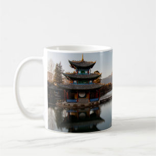 GRÜNE PAGODA AUF WASSERKÖRPER IN DER NÄHE KAFFEETASSE