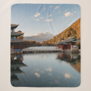 GRÜNE PAGODA AUF WASSERKÖRPER IN DER NÄHE SHERPADECKE