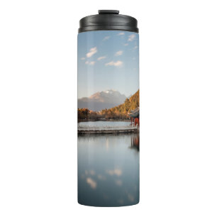 GRÜNE PAGODA AUF WASSERKÖRPER IN DER NÄHE THERMOSBECHER