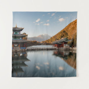 GRÜNE PAGODA AUF WASSERKÖRPER IN DER NÄHE WANDTEPPICH