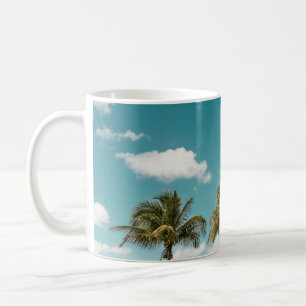 Grüne Palme unter blauem Himmel am Morgen Kaffeetasse