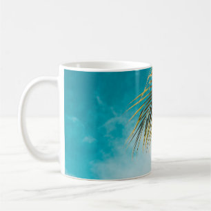 Grüne Palme unter blauem Himmel Kaffeetasse