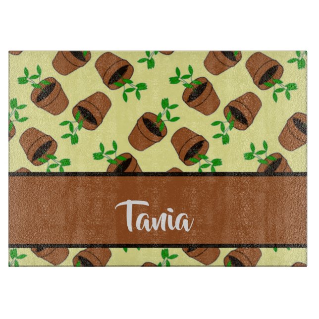 Grüne Pflanze aus Terrakotta auf gelb Schneidebrett (Vorderseite)