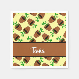 Grüne Pflanze aus Terrakotta auf gelb Serviette