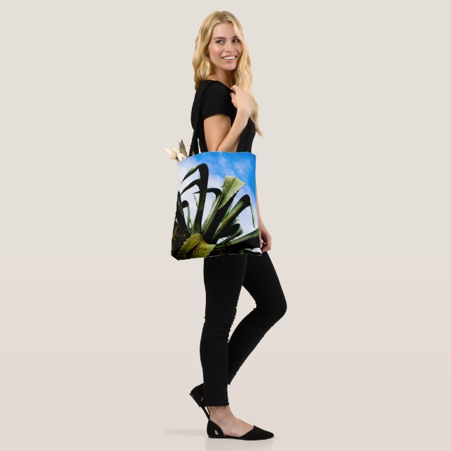 Grüne Pflanze mit Bright Blue Sky Tasche (Am Model)