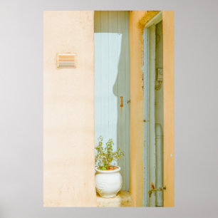 GRÜNE PFLANZE MIT KERAMIK VASE AM WEISSEN HOLZ POSTER