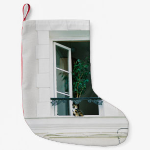 GRÜNE PFLANZE ÜBER DAS WEISSE FENSTER KLEINER WEIHNACHTSSTRUMPF