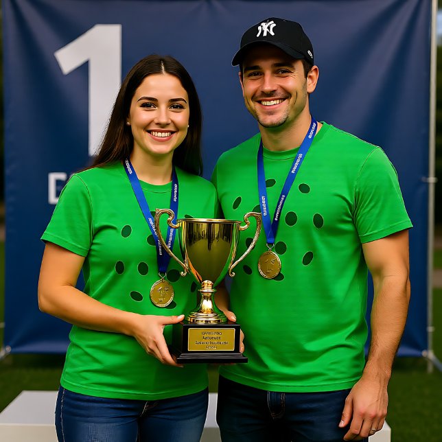 Grüne Pickleball-Löcher auf Grün T-Shirt (Green pickleball holes on green T-Shirt)