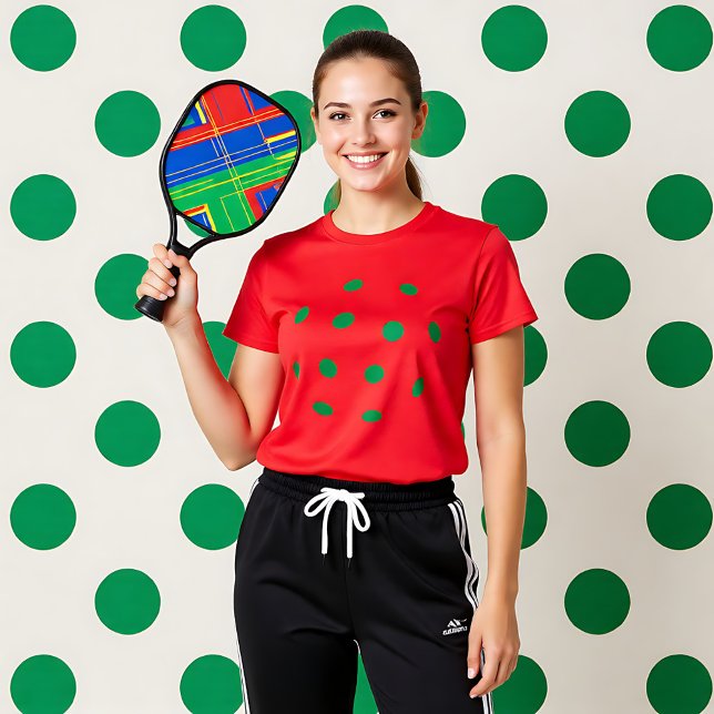 Grüne Pickleball-Löcher auf rotem T - Shirt (Green pickleball holes on red T-Shirt)