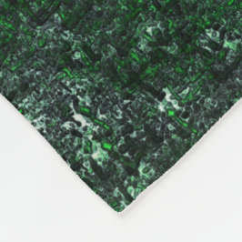 Grüne Pilze auf Baumrinde oder weißer grauer Stein Fleecedecke