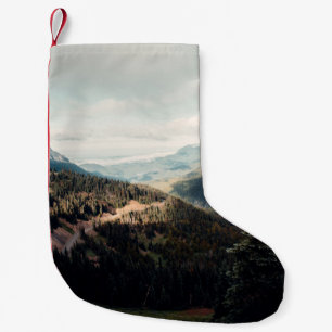 GRÜNE PINENBÄUME AUF DEM BERG UNTER WEISSEN STRÖME KLEINER WEIHNACHTSSTRUMPF