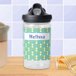 Grüne Punkte Niedliches Muster Personalisiert Trinkflasche<br><div class="desc">Eine niedliche Wasserflasche für Kinder,  in hellgrün mit blauen und weißen Punkten. Personalisieren Sie Ihre Kinder mit dem Namen auf der Vorderseite und dem ersten auf der Rückseite. Ein stilvolles und nützliches Accessoire für Kinder,  für Kindergarten,  Schule und Tage draußen.</div>