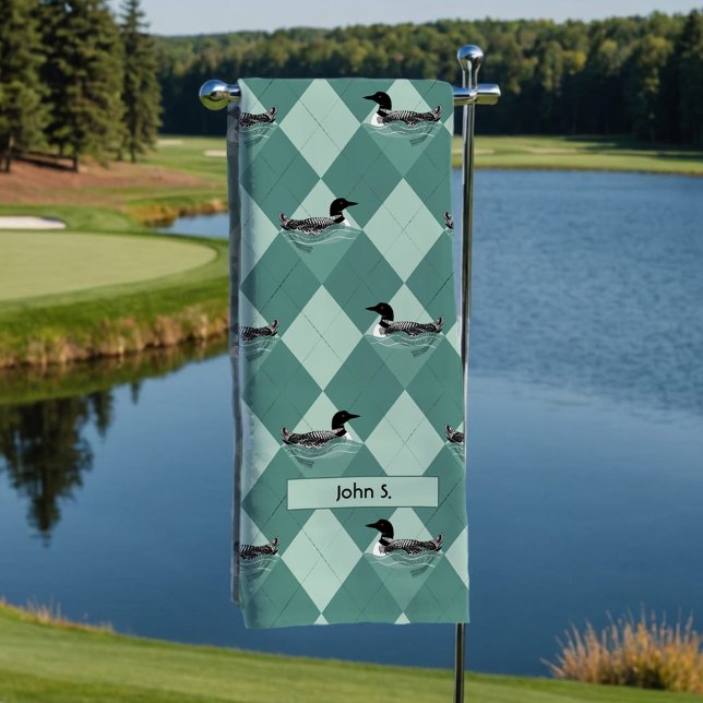 Grüne Raute Muster Schwimmloon Vogelsee Name Golfhandtuch (Green argyle Loons personalized golf towel, unique nature pattern of swimming lake birds.)