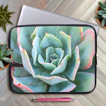 Grüne rosa Kaktus Sukkulentes Foto kühl Stilvoll Laptopschutzhülle<br><div class="desc">Träumen Sie von sonnigen Tagen und einem Sommergarten, wann immer Sie diesen schönen, pinkfarbenen, minzgrünen, blühenden Kakteen-Foto-Neopren-Laptop-Ärmel verwenden. Dieser Laptop-Ärmel ist in drei Größen erhältlich: 15 Zoll, 13 Zoll und 10 Zoll. Ein tolles Geschenk für jemanden, der etwas Besonderes ist! Sie können diesen neoprennen Laptop-Ärmel leicht personalisieren. Bitte schicken Sie...</div>