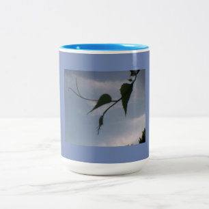 Grüne Schrift in bewölktem blauen Himmel Zweifarbige Tasse