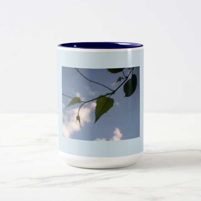 Grüne Schriften in Deep Blue Sky Zweifarbige Tasse (Mittel)