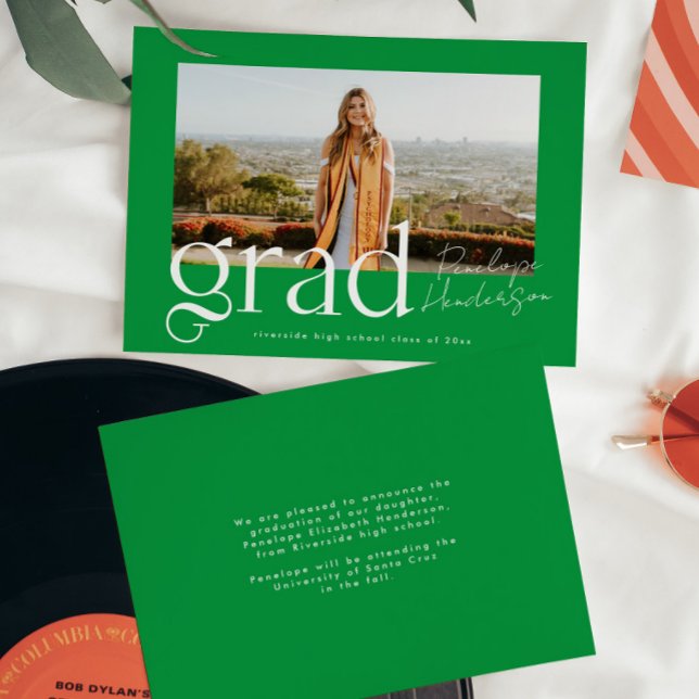 Grüne Schulfarben Foto Class of 2025 Abschluss Ankündigung (Von Creator hochgeladen)