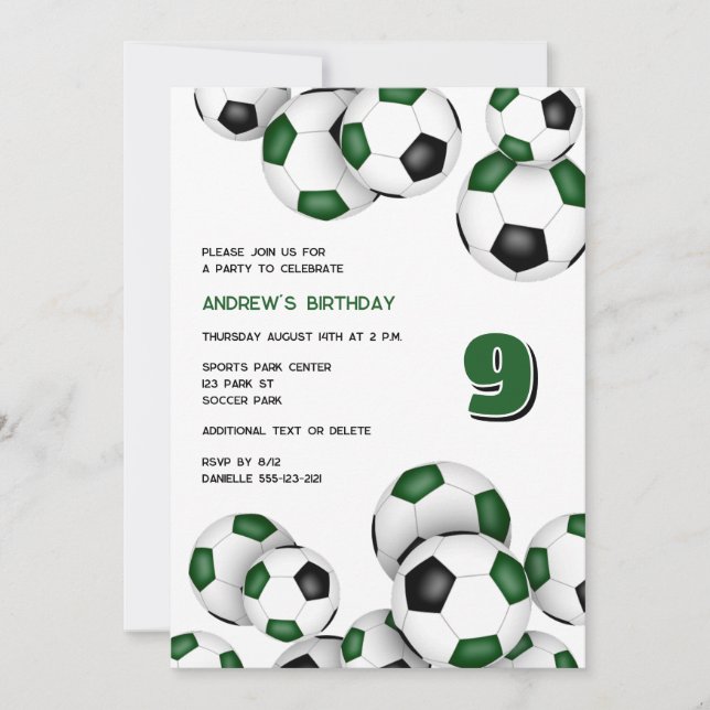 grüne schwarze Fußballbälle Jungs Geburtstag Einladung (Vorderseite)
