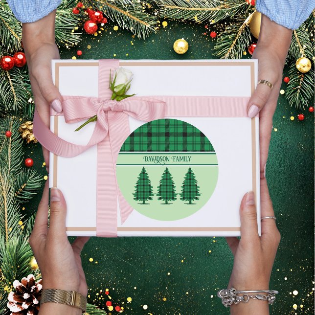 Grüne schwarze, gemütliche Tartan Pine Trees Runder Aufkleber (Von Creator hochgeladen)