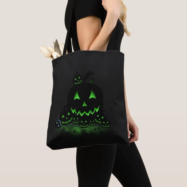 Grüne, schwarze Halloween-Kürbislaternen Tasche (Von Nahem)