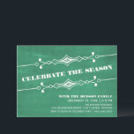 Grüne Slanted Chalkboard Feier einladen Einladung<br><div class="desc">Elegante und stilvolle Slanted Chalkboard Holiday Party Einladung in dunkelgrün mit einem Deko-Rahmen und einem trendigen Chalkboard-Look Hintergrund. Diese schicke Einladung eignet sich ideal, um Freunde für Ihren Urlaub zu begeistern! Einfach anpassen, fügen Sie einfach Ihre Party-Details in den Textfeldern zur Verfügung. Klicken Sie auf "Anpassen", um weitere Personalisierungsoptionen zu...</div>