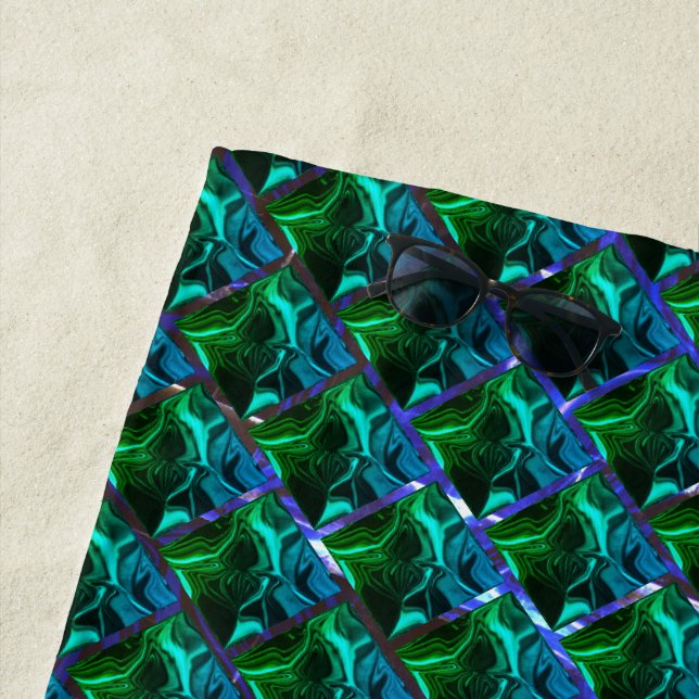 Grüne Smaragde und Kurven unter Nickelgitter Strandtuch (Beispiel)