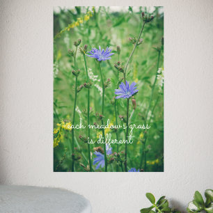 Grüne Sommerwiese mit blauen Blumen Poster