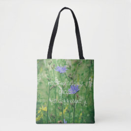 Grüne Sommerwiese mit blauen Blumen Tasche