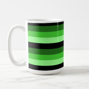 Grüne Streifen in verschiedenen Schattierungen mit Kaffeetasse