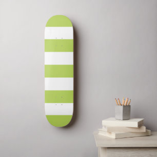 Grüne Streifen, weiße Streifen, gestreiftes Muster Skateboard