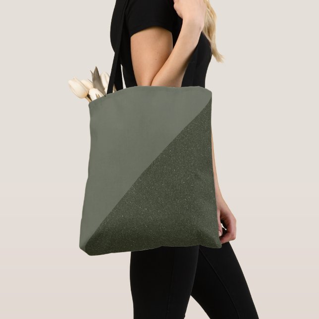 Grüne Tasche mit zwei Tonen Moos (Von Nahem)