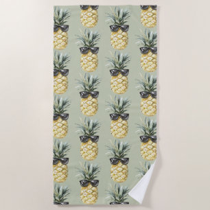 Grüne tropische Aloha-Ananas mit Sonnenbrille Strandtuch