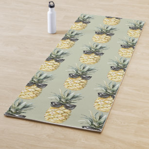 Grüne tropische Aloha-Ananas mit Sonnenbrille Yogamatte