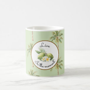 Grüne tropische Palme Plumeria Blumen Limetten Kaffeetasse