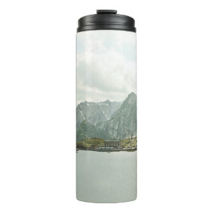GRÜNE UND BRUNNE BERGE IN DER NÄHE DES WASSERKÖ THERMOSBECHER