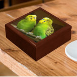 Grüne und gelbe Parakets Erinnerungskiste<br><div class="desc">Für Vogelliebhaber! In dieser hölzernen Geschenkboxen mit Keramik-Kacheln,  die ein Foto von einem Paar blassfarbener,  grüner und gelber Parakeets,  auch Budgies genannt,  zeigen,  lagern Schmuckstücke,  Schmuck und andere kleine Schmuckstücke. Wählen Sie Ihre Geschenkboxen und Farbe.</div>