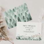 Grüne und goldene Berge Save the Date horizontal<br><div class="desc">Diese grüne und goldene Bergwaage Save the Date ist perfekt für Ihre elegante Hochzeit im Bohobundwald. Mit einer rustikalen smaragdgrünen Aquarelllandschaft mit Bäumen,  Vögeln und Highlights von Goldfolie. Genau das suchen Sie,  um Ihre einzigartige moderne Hochzeit in Urlaubsort zu vollenden.</div>