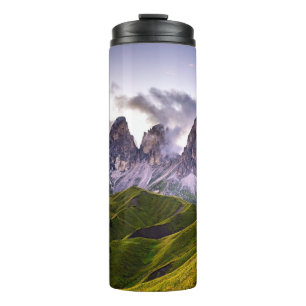 GRÜNE UND GRAUE BERGE UNTER WEISSEN WOLKEN WÄHREND THERMOSBECHER