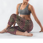 Grüne und rosa Giraffe Safari Print Leggings<br><div class="desc">Diese Leggings sind wunderschön mit einem faszinierenden Giraffenmuster gestaltet und bieten eine einzigartige und stilvolle Ergänzung zu Ihrem Kleiderschrank. Das Muster zeigt die markanten und eleganten Flecken, die für Giraffen charakteristisch sind, und schafft so einen raffinierten und auffälligen Look. Die Leggings sind aus einem hochwertigen, dehnbaren Stoff gefertigt, der eine...</div>