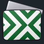 Grüne und weiße Chevronen Laptopschutzhülle<br><div class="desc">Wechselnde,  grüne und weiße Chevronen konvergieren in diesem fett-geometrischen Muster. Digitales Bild. Copyright © 2012 Claire E. Skinner. Alle Rechte vorbehalten.</div>
