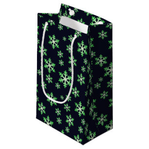 Grüne und weiße Schneeflocken mit blauem Hintergru Kleine Geschenktüte