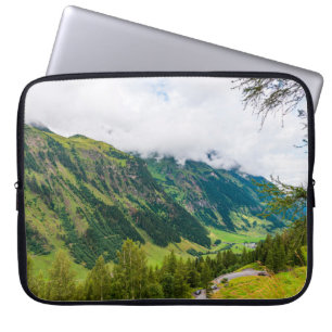 Grüne, waldbedeckte Berge und grünes Gras Laptopschutzhülle
