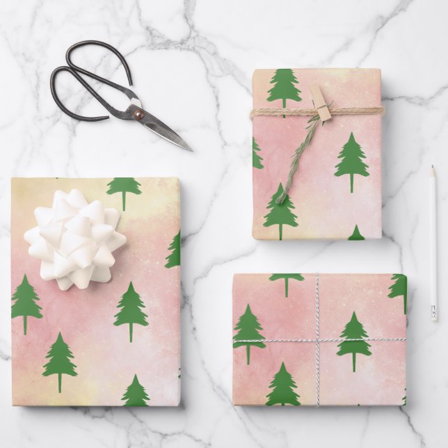 Grüne Weihnachtsbäume farbenfroher Himmel Hintergr Geschenkpapier Set (Vorderseite)