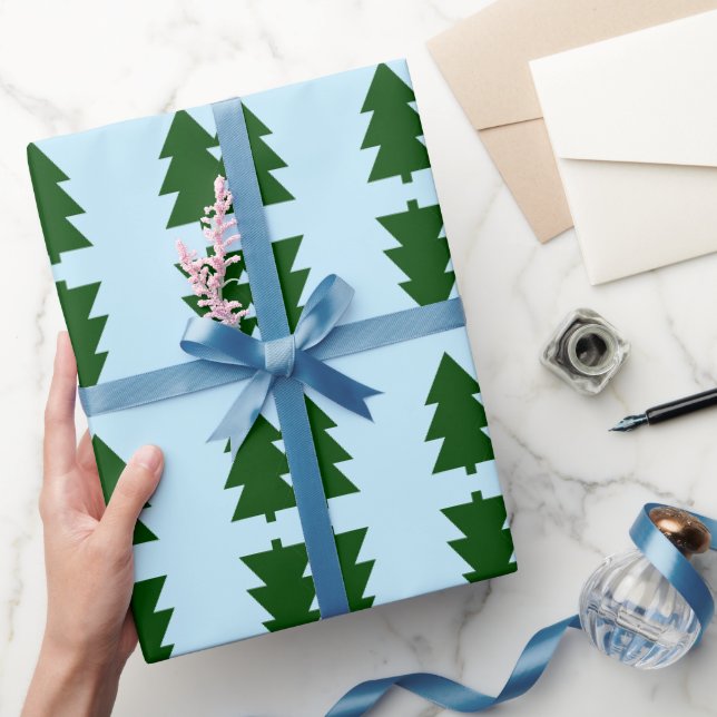 Grüne Weihnachtsbäume Pastellblau Wrapping Paper Geschenkpapier (Schenken)