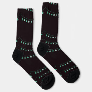 Grüne Weihnachtsschmuck auf braunen Socken