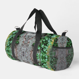 Grüne Weinrebe auf Baumspiegel Abstrakt Duffle Bag